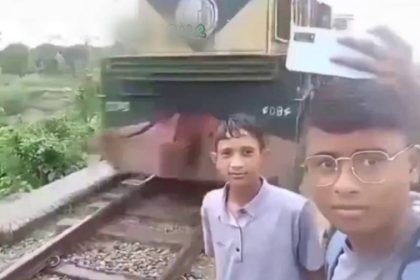 रेलवे ट्रैक पर बना रहे थे रील, ट्रेन ने युवक को मा