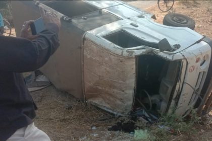 स्कूली बच्चों से भरी टाटा मैजिक वाहन अनियंत्रित ह