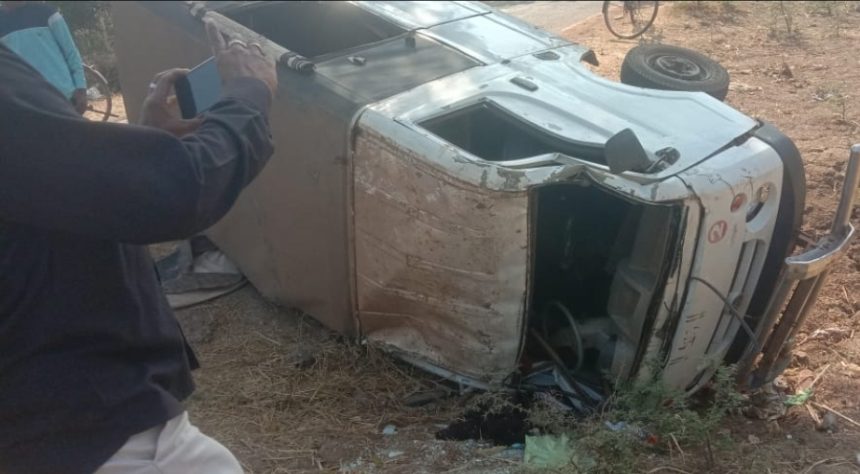 स्कूली बच्चों से भरी टाटा मैजिक वाहन अनियंत्रित ह