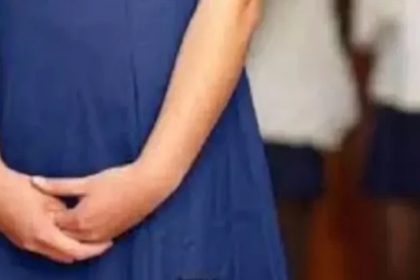 तीन छात्रों संग क्लास में संबंध बना रही थी छात्रा