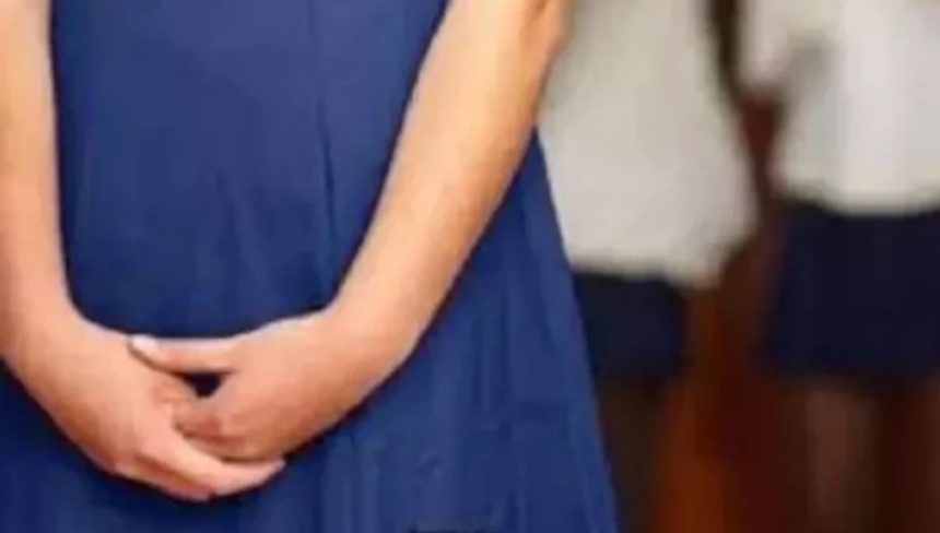 तीन छात्रों संग क्लास में संबंध बना रही थी छात्रा