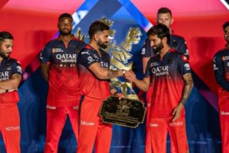 Virat Kohli Presents A Special Memento During Rcb Unbox Event 2025.jpg