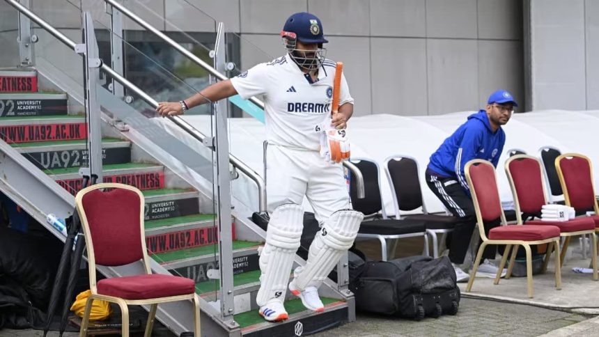 Rishabh Pant Walks Out To Bat With Foot Injury 1.jpg