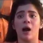 हाथ में बीबीसी की माइक, लाइफ जैकेट और भीषण बाढ़ की