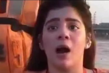 हाथ में बीबीसी की माइक, लाइफ जैकेट और भीषण बाढ़ की