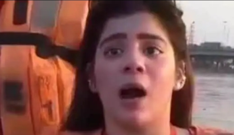 हाथ में बीबीसी की माइक, लाइफ जैकेट और भीषण बाढ़ की