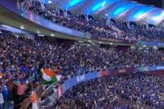 Crowd Sing Vande Mataram.jpg