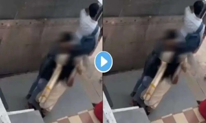 Romanse In Bus Stand