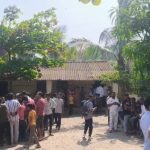 चिल्ड्रंस डे पर देर से स्कूल आई बच्ची, टीचर ने लगव