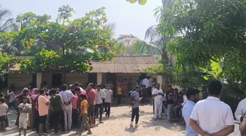 चिल्ड्रंस डे पर देर से स्कूल आई बच्ची, टीचर ने लगव