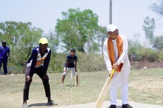 बच्चों संग मैदान में उतरे मुख्यमंत्री साय, क्रिकेट