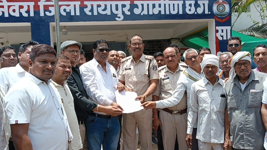 तिल्दा नेवरा : 6 वर्षीय बच्ची से हैवानियत के आरोपी के खिलाफ फूटा साहू समाज का गुस्सा, फांसी देने की मांग को लेकर दिया ज्ञापन