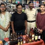पान ठेले पर अवैध शराब बिक्री का भंडाफोड़
