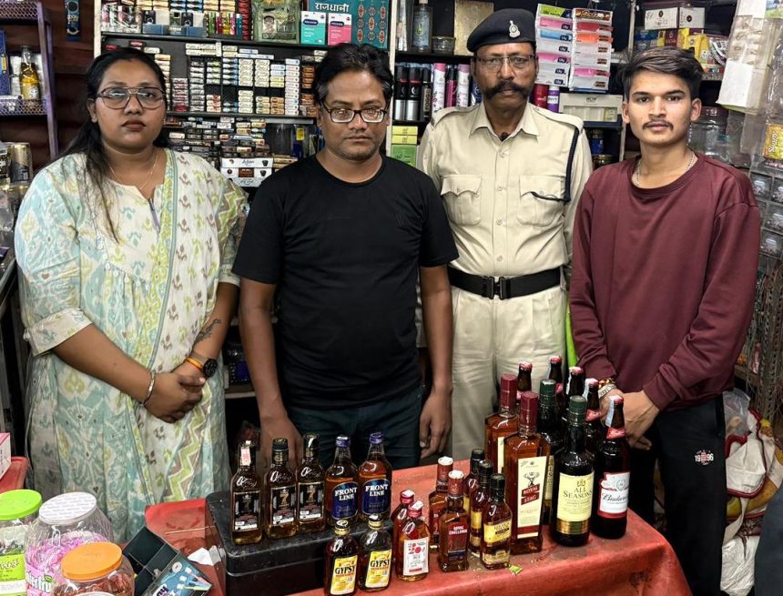 पान ठेले पर अवैध शराब बिक्री का भंडाफोड़