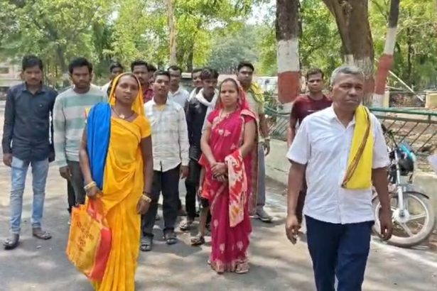 बर्खास्त कर्मचारियों की पुनर्बहाली की मांग तेज,
