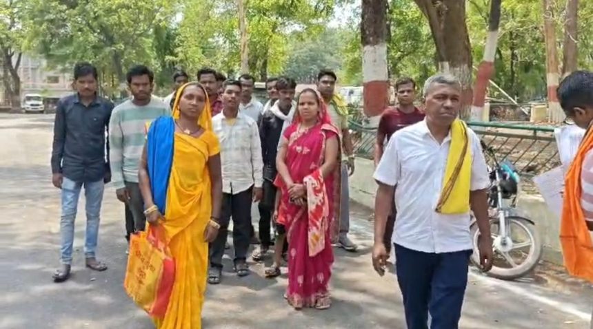 बर्खास्त कर्मचारियों की पुनर्बहाली की मांग तेज,