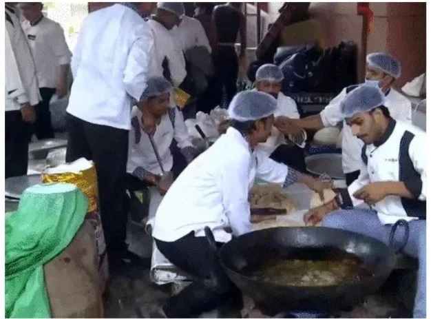 भाजपा हेडक्वार्टर पर छन रही पूरी-जलेबी, पश्चिम बंगाल में जीत के जश्न की तैयारी, चेन्नई में थलापति विजय की सुरक्षा बढ़ी